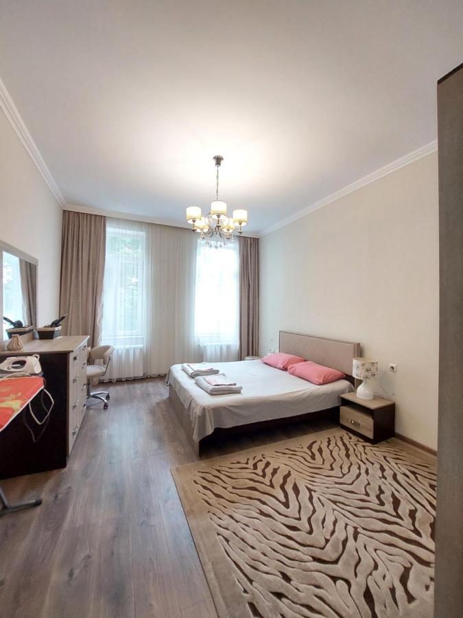 דירות באטומי Helen'S House מראה חיצוני תמונה